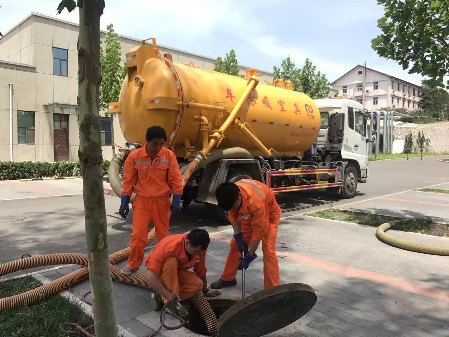 山城管道疏通车停在窨井附近