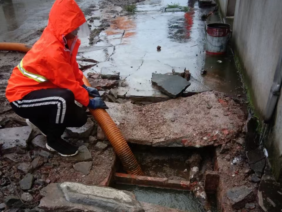 山城专业清理污水池 炜誉市政以规范流程守护城市 “肠道”