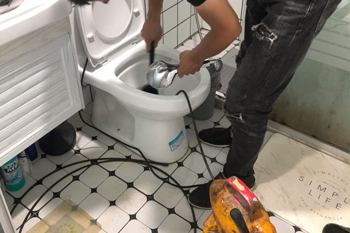 山城马桶堵塞自己疏通还是找师傅?专业上门服务让你省时更省心