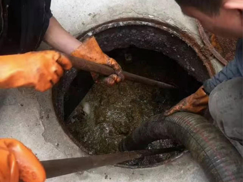 山城清理化粪池时如何避免沼气的危害?